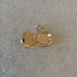 Vintage gold tone locket pendent